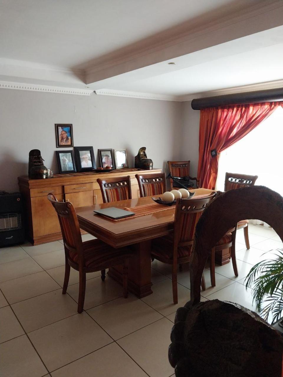 Mbele's Homestay *